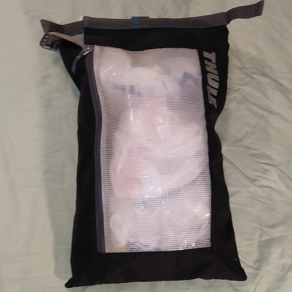 Thule Top-Load Bag W/ Zipper & reinforced window - Picture 2 of 9
